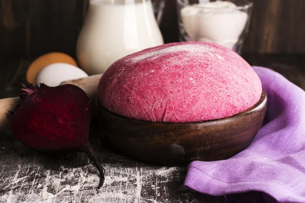 Розовое свекольное тесто и ингредиенты — стоковое фото