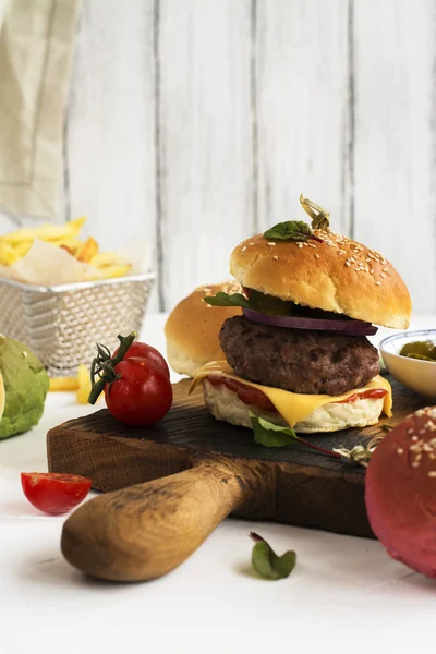 Burger fatti in casa e ingredienti — Foto Stock