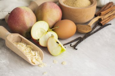 Taş Masa üzerine elmalı turta malzemeler