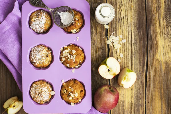 木製のテーブルの上のリンゴのカップケーキ — ストック写真