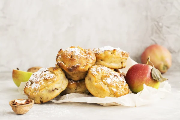 Prăjituri de mere peste masa de lemn — Fotografie, imagine de stoc