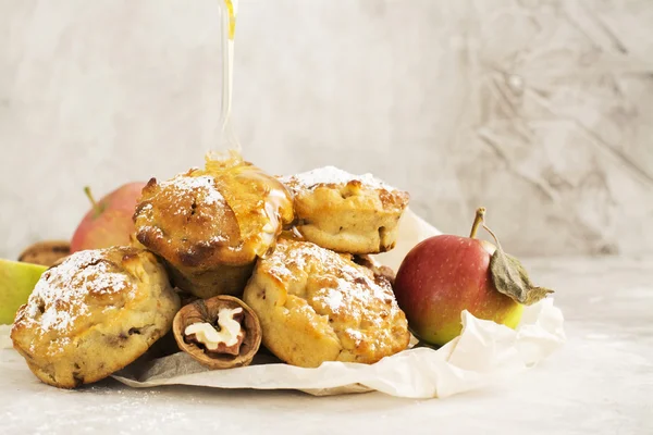 りんごとくるみのカップケーキの山 — ストック写真