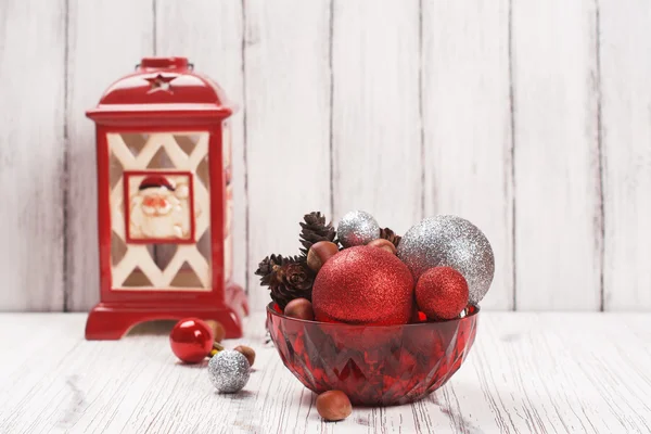 Vánoční nebo novoroční karta s lucernou, šišky, ořechy — Stock fotografie