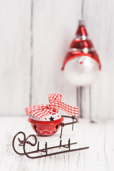 Xmas ou composição do ano novo com pequeno pássaro engraçado — Fotografia de Stock