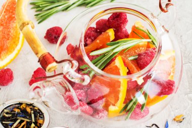 Meyve ve meyve çay bir cam kapta