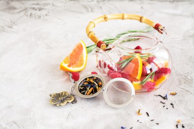 Meyve ve meyve çay bir cam kapta