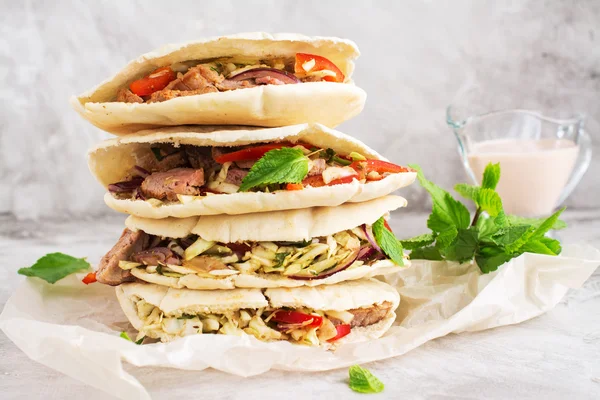 Pane di pita di carne con salsa allo yogurt e foglie di menta — Foto Stock