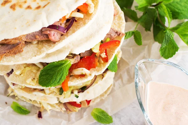 Pão de pita de carne com molho de iogurte e folhas de hortelã — Fotografia de Stock