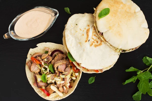 Греческий хлеб с мясом и салатом — стоковое фото