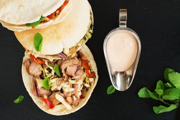 Pane greco pita con carne e insalata — Foto Stock