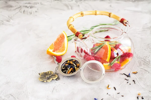 Meyve ve meyve çay bir cam kapta