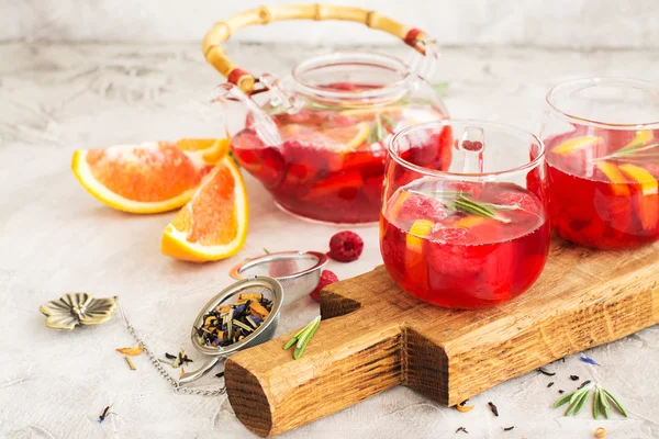 Té de frutas y bayas en una olla de vidrio — Foto de Stock