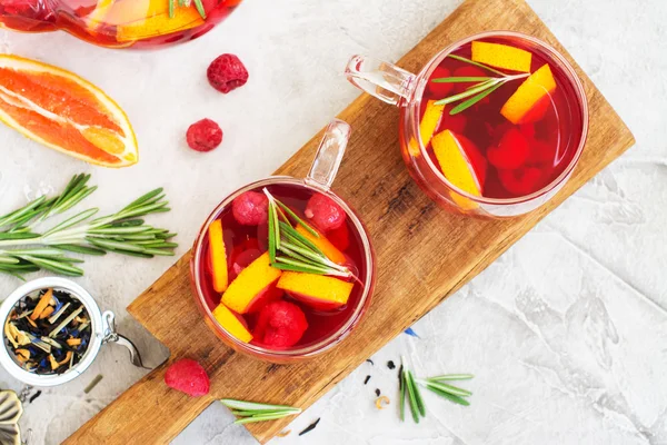 Té de frutas y bayas en una olla de vidrio — Foto de Stock