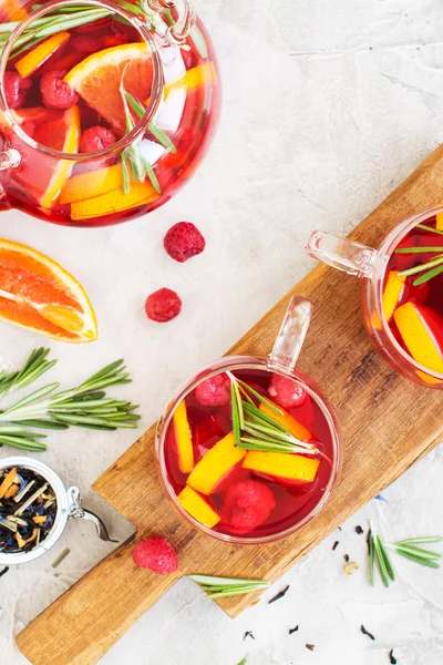 Frukt och bär te i glas kruka — Stockfoto