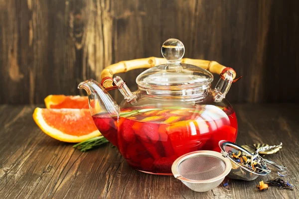 Té de frutas y bayas en una olla de vidrio — Foto de Stock