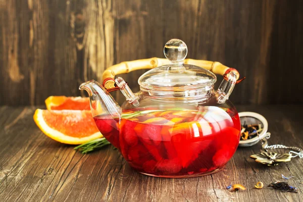 Té de frutas y bayas en una olla de vidrio — Foto de Stock