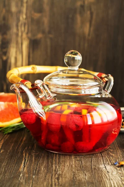 Herbaty owocowe i jagodowe w garnku szkła — Zdjęcie stockowe