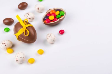 Pembe üzerine paskalya çikolatası