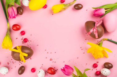 Çiçekli, yumurtalı Paskalya arkaplanı