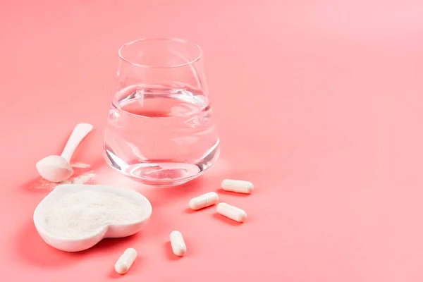 Colágeno y vaso de agua — Foto de Stock