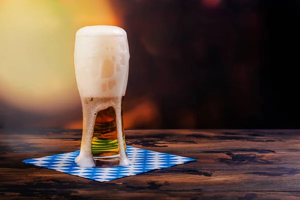 Cerveja dourada em um Stein de vidro — Fotografia de Stock