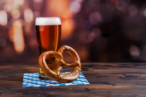 Vaso de cerveza y pretzel — Foto de Stock
