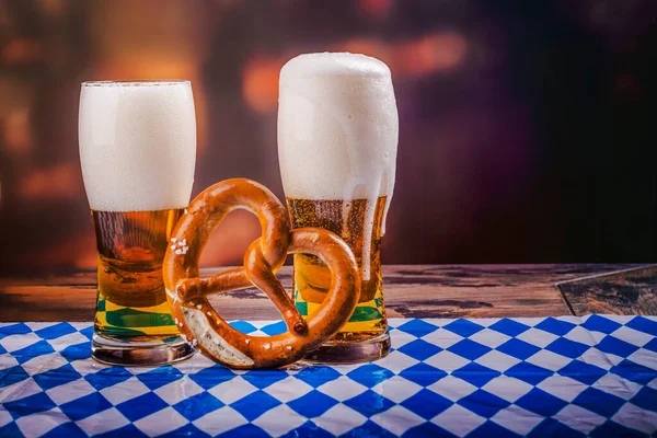 Gläser Bier und Brezel — Stockfoto