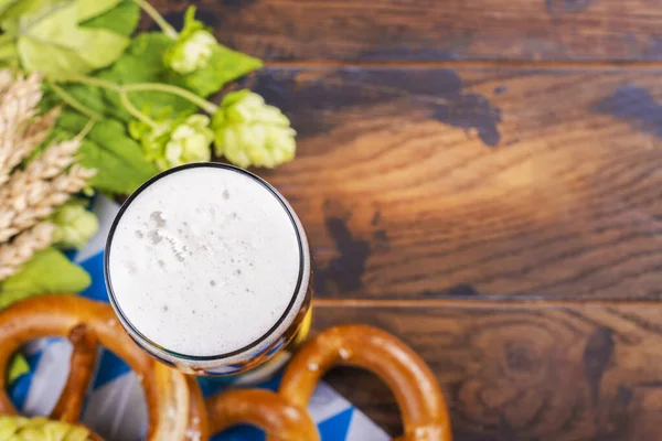 Glasses of beer and pretzels — Stock Photo, Image