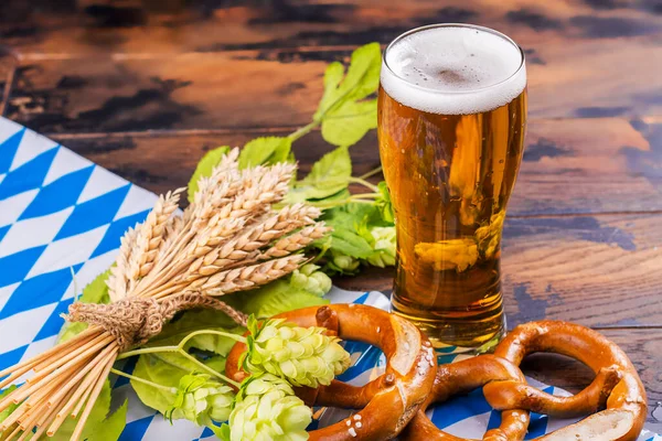 Glasses of beer and pretzels — 图库照片