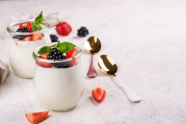 Yaz meyveli Yunan yoğurdu