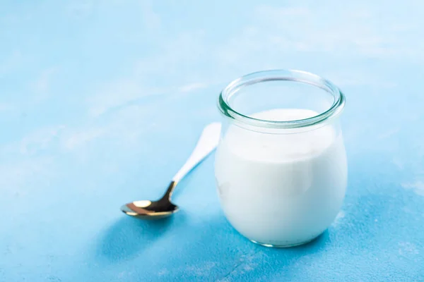 Yunani yogurt dalam botol kaca — Stok Foto