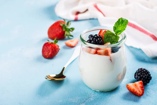 Yogur griego con bayas de verano —  Fotos de Stock