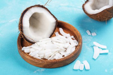 Organik çiğ hindistan cevizi parçaları.