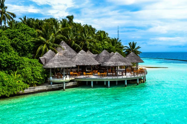 马尔代夫的蓝色礁湖附近的海滩别墅 — 图库照片
