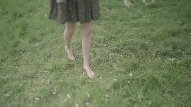 Çıplak ayakla çimlerde kızla — Stok video