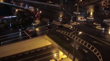 Bir şehir gece sokak arabalar hareketi