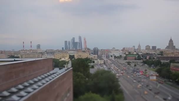 Verkeer van auto's op een straat in de avond stad — Stockvideo
