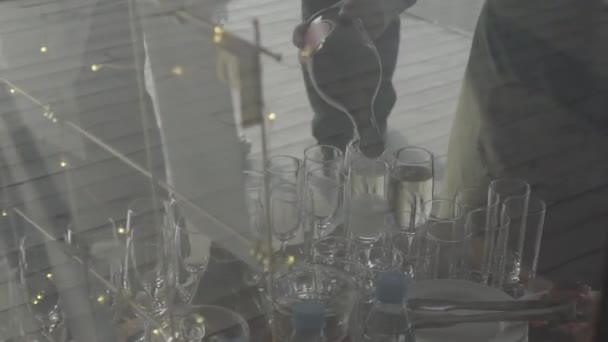 Nalít Šampaňské Skleněných Bublin — Stock video