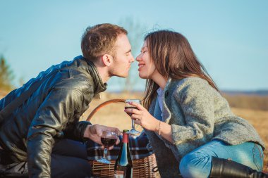 güzel çift birbirlerine doğada zevk