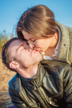 güzel çift birbirlerine doğada zevk