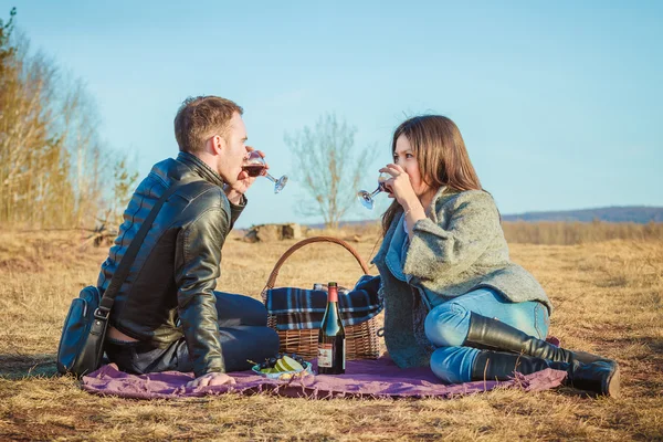 Encantador casal gostando uns dos outros na natureza — Fotografia de Stock