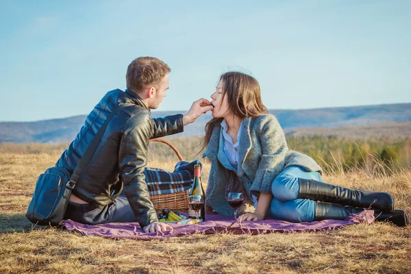 Encantador casal gostando uns dos outros na natureza — Fotografia de Stock