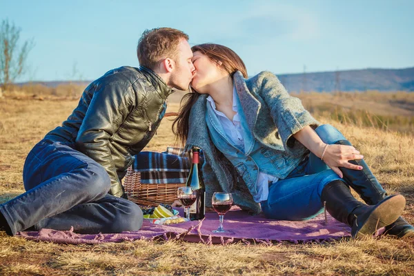 Lovely couple enjoying each other in nature — Stock Photo, Image