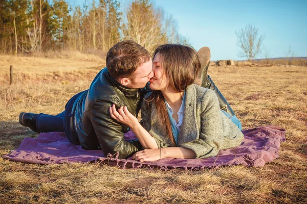 Encantador casal gostando uns dos outros na natureza — Fotografia de Stock