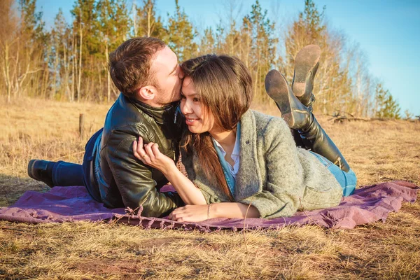 Encantador casal gostando uns dos outros na natureza — Fotografia de Stock