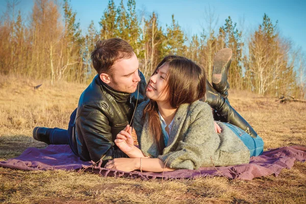 Lovely couple enjoying each other in nature — Stock Photo, Image