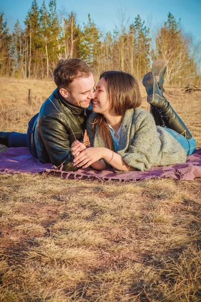 Encantador casal gostando uns dos outros na natureza — Fotografia de Stock