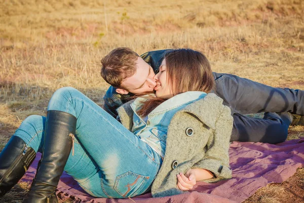 Mooie paar genieten van elkaar in de natuur — Stockfoto