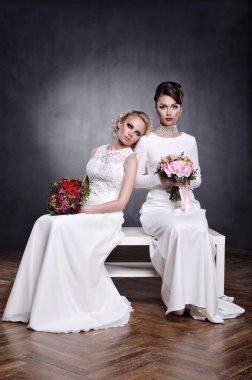 iki genç kadınları gelinlik