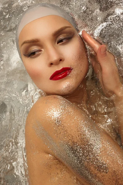 Krásná dívka v lesklé vodě — Stock fotografie